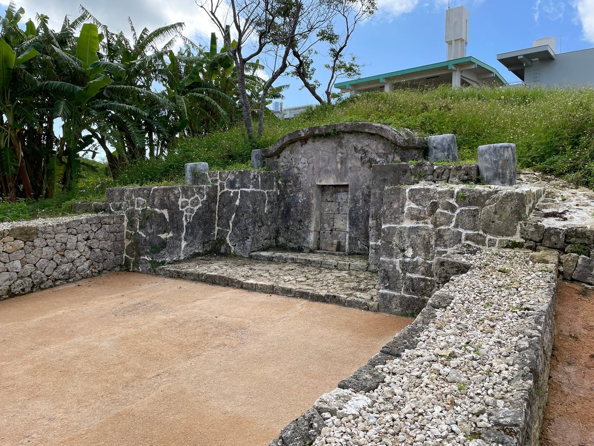 Pátio interno do Motobu Udun Tomb, com a entrada da câmara funerária ao centro e o teto em formato de casco de tartaruga.